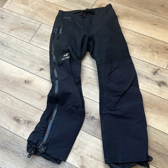 Small woman’s Arc’teryx Gortex ski pants. Very lightly used. - Picture 2 of 9
